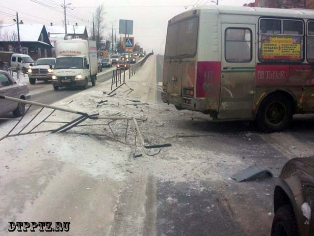 Петрозаводск. 11 декабря, 13-50. ДТП с участием маршрутного автобуса ПАЗ произошло на улице Чапаева, в районе дома №11.