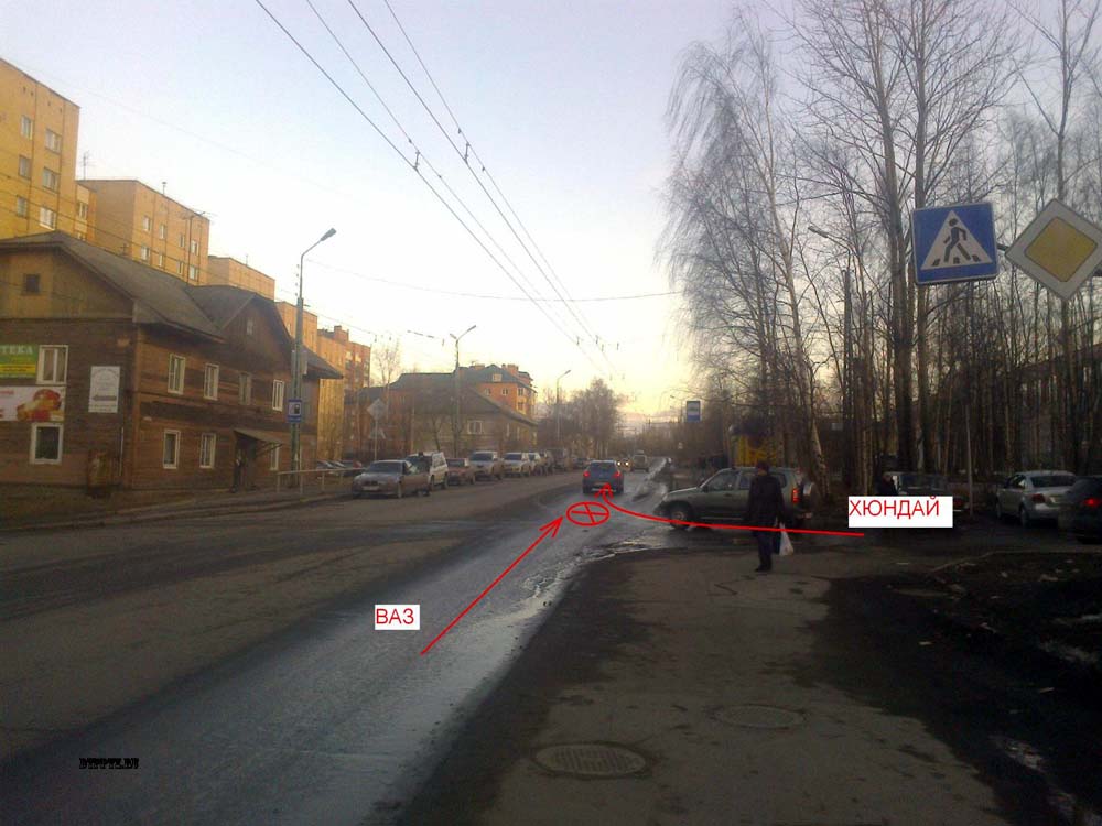 Петрозаводск, 12 марта 2014 года, 14-00. ДТП с участием легковых автомобилей Хендай Элантра (Hyundai Elantra) и ВАЗ-2105 произошло на пересечении улиц Правды и Загородная.