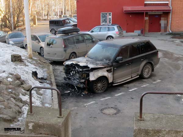 Петрозаводск, 9 марта 2014 года, 03-18. Пожар во внедорожнике Ранж Ровер (Land Rover Range Rover) произошел на проспекте Александра Невского, во дворе дома №2.
