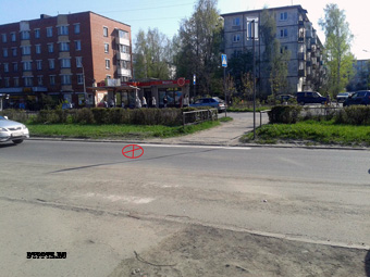Петрозаводск, 19 мая 2014 года, 13-35. ДТП с участием пешехода и неустановленного автомобиля  произошло на Октябрьском проспекте, в районе дома №8.