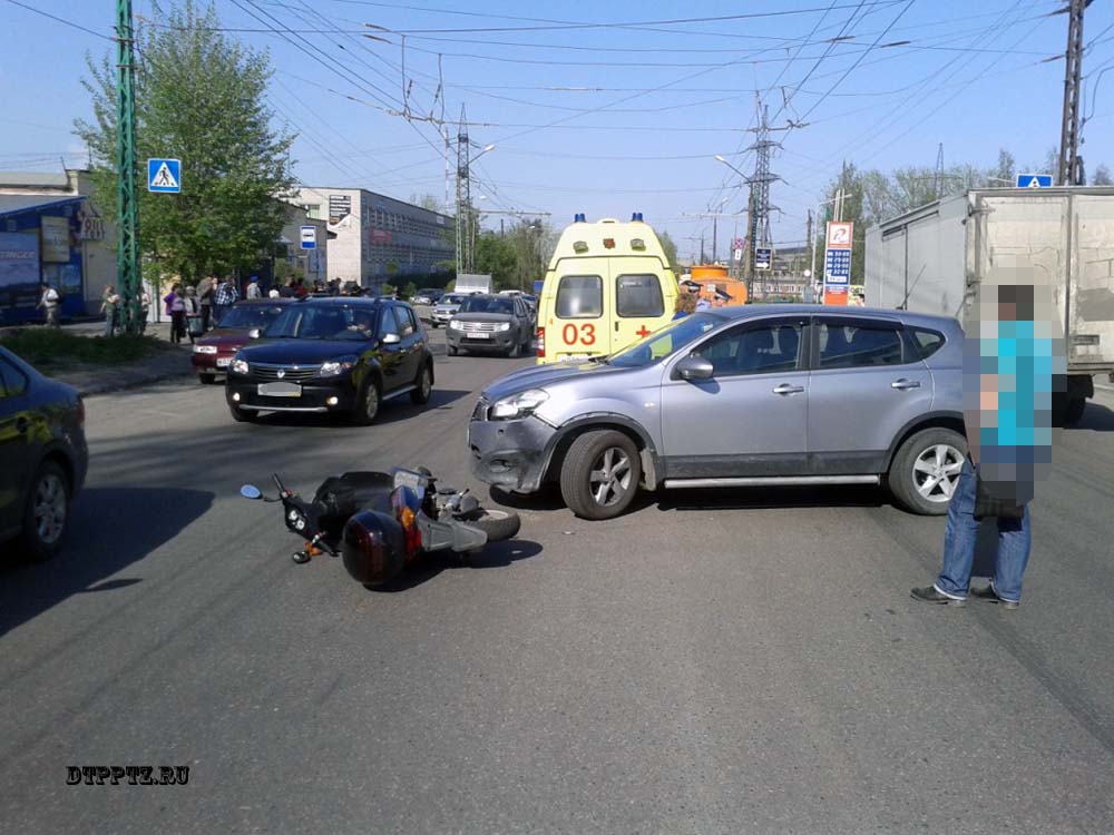 Петрозаводск, 20 мая 2014 года, 16-40. ДТП с участием скутера и кроссовера Ниссан (Nissan Qashqai) произошло на улице Заводская, у дома №5, напротив ТЦ "Мега".