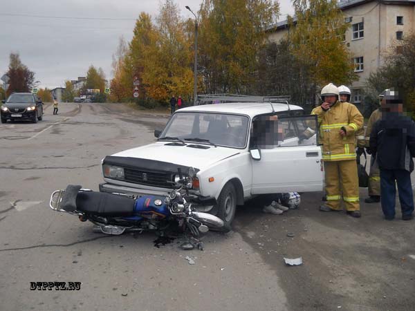 Суоярви, 6 октября 2014 года, 15-30. ДТП с участием мопеда (Alpha) и легкового автомобиля ВАЗ-2104 произошло на площади Дзержинского. 