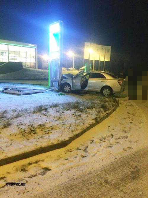 Петрозаводск, 1 декабря 2014 года, 17-50. ДТП с участием легкового автомобиля Шевроле (Chevrolet Cobalt) произошло на Лесном проспекте в районе дома № 55.