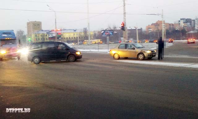 Петрозаводск, 1 декабря 2014 года, 15-50. ДТП с участием легкового автомобиле Фиат (Fiat Albea) и микроавтобуса Мерседес (Mercedes Vito) произошло на пересечении улиц Шотмана и Чапаева.