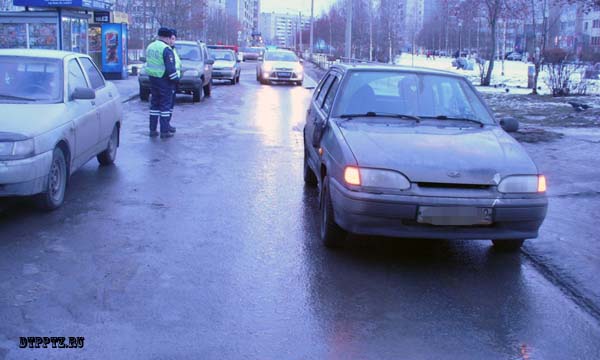 Петрозаводск, 10 декабря 2014 года, 14-25. ДТП с участием пешехода и легкового автомобиля ВАЗ-2114 произошло на улице Березовая Аллея, напротив дома №34