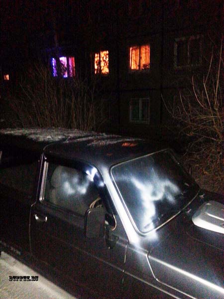 Петрозаводск, 14 декабря 2014 года. Вечером на улице Судостроительная, возле дома №16, неизвестными были изрисованы два автомобиля. 