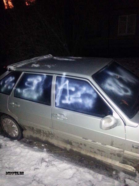 Петрозаводск, 14 декабря 2014 года. Вечером на улице Судостроительная, возле дома №16, неизвестными были изрисованы два автомобиля. 
