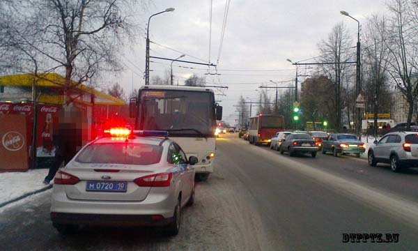 Петрозаводск, 14 декабря 2014 года, 14-45. ДТП с участием маршрутного автобуса (Otoyol) произошло на Первомайском проспекте в районе дома №4.