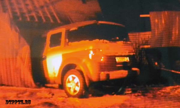 Петрозаводск, 2 декабря 2014 года, 21-30. ДТП с участием кроссвера Хонда (Honda Element) произошло на улице Лыжная, в районе дома № 45.