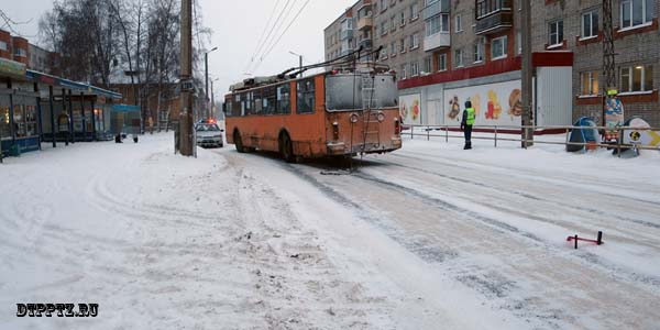 Петрозаводск, 11 января 2015 года, 09-00. ДТП с участием пешехода и троллейбуса произошло в районе дома №15 по улице Луначарского, напротив остановки общественного транспорта "улица Луначарского".