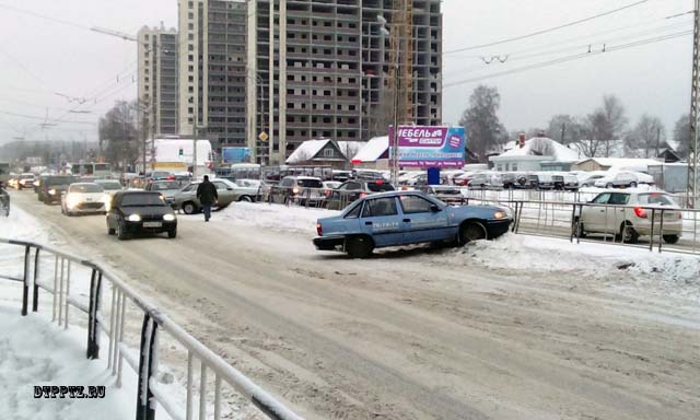 Петрозаводск, 14 января 2015 года. Несколько ДТП с участием легковых автомобилей произошли на улице Чапаева, на участке дороги между улицами Ватутина и Островского.