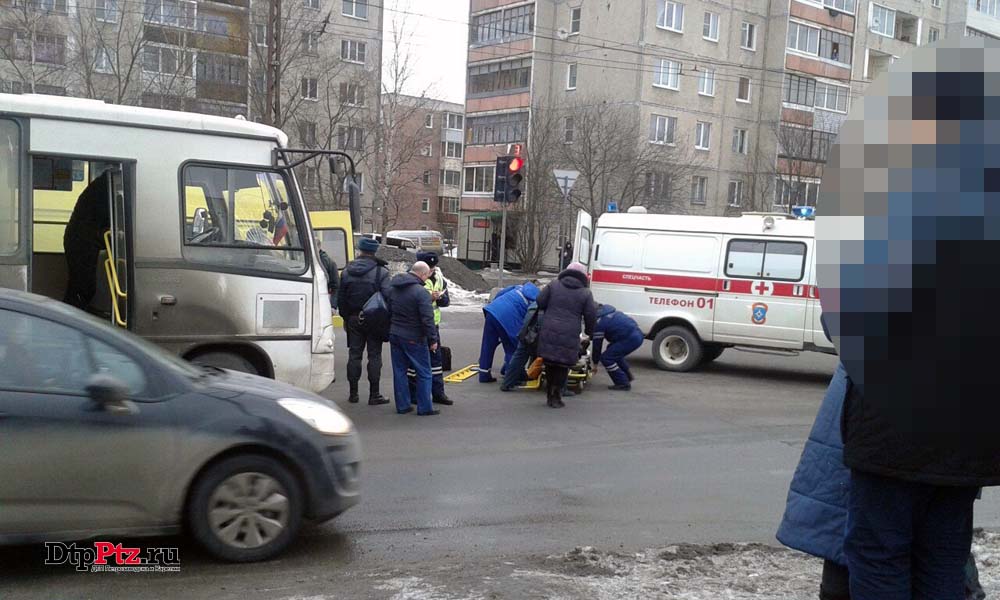 Петрозаводск, 1 марта 2015 года, 15-30. ДТП с участием пешехода и маршрутного автобуса ПАЗ произошло напротив дома № 32 по улиц Ровио, в районе пересечения с улицей Сортавальская.
