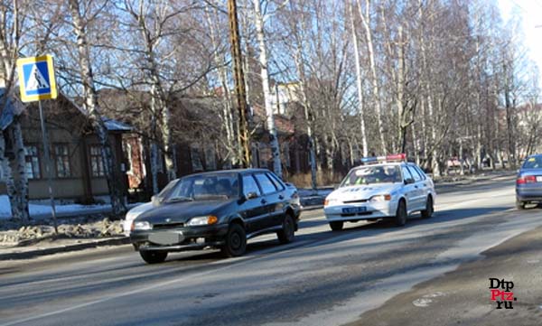 Петрозаводск, 13 марта 2015 года, 09-00. ДТП с участием пешехода и легкового автомобиля ВАЗ-2115 произошло на Первомайском проспекте, у дома №38, на пешеходном переходе в районе пересечения с улицей Разина.