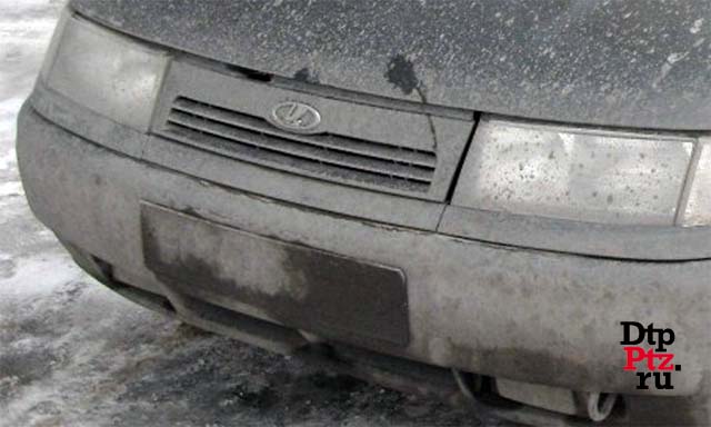 Петрозаводск. 17 марта 2015 года. С наступлением весны на улицах города появляется все больше автомобилей с грязными, нечитаемыми номерами.