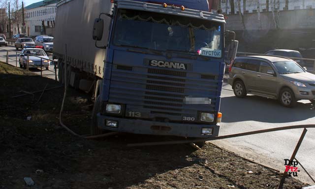 Петрозаводск, 20 марта 2015 года, 14-00. ДТП с участием седельного тягача Скания (Scania) с полуприцепом произошло на Комсомольском проспекте, напротив дома №15, в районе пешеходного перехода на пересечении с улицей Лизы Чайкиной. 