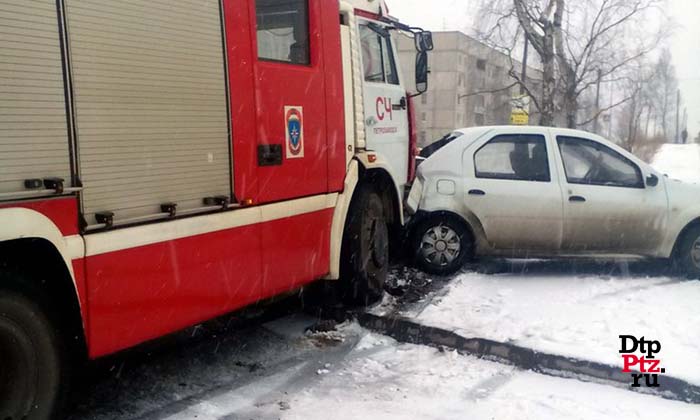 Петрозаводск, 2 апреля 2015 года, 08-00. ДТП с участием легкового автомобиля Рено Логан (Renault Logan) и пожарного автомобиля произошло на улице Боровая, в районе дома №5.