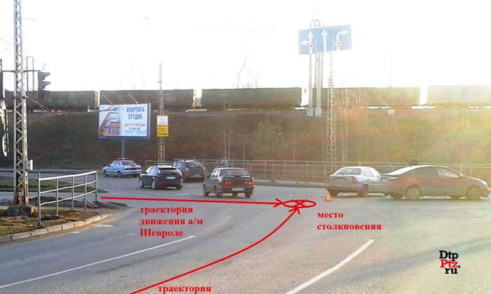 Петрозаводск, 25 апреля 2015 года, 18-47. ДТП с участием легковых автомобилей Шевроле Ланос (Chevrolet Lanos) и КИА Рио (KIA Rio) произошло на пересечении улиц Шотмана и Чапаева.