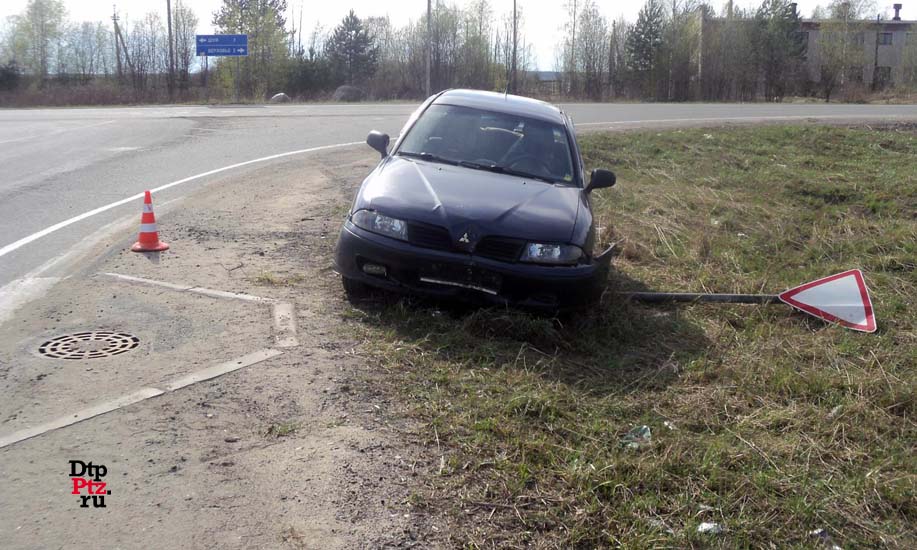 Прионежский район, 13 мая 2015 года, 15-20. ДТП с участием легкового автомобиля Митсубиши (Mitsubishi Carisma) произошло на 12-м километре автодороги "Петрозаводск - ст. Шуйская".