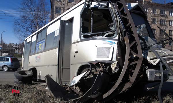 Петрозаводск, 5 мая 2015 года, 07-25. ДТП с участием маршрутного автобуса ПАЗ произошло на улице Судостроительная, напротив дома № 12.