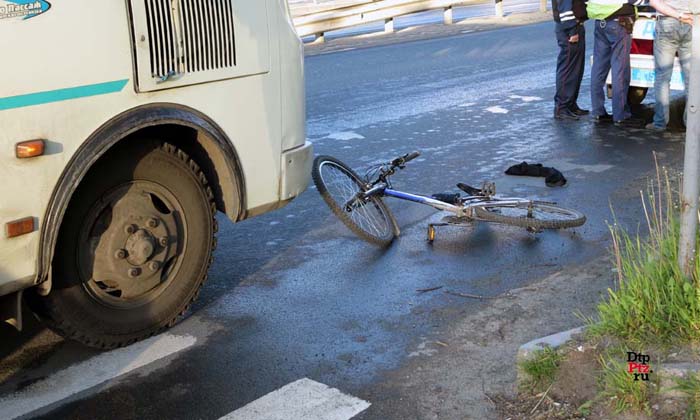 Петрозаводск, 16 июня 2015 года, 20-05. ДТП с участием велосипедиста и маршрутного автобуса ПАЗ произошло на регулируемом пешеходном переходе в районе пересечения улиц Чапаева и Шотмана.