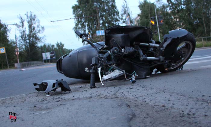 Петрозаводск, 19 июня 2015 года, 21-55. ДТП с участием скутера и легкового автомобиля Шкода (Skoda Octavia) произошло  на пересечении улиц Кирова и Вольная.