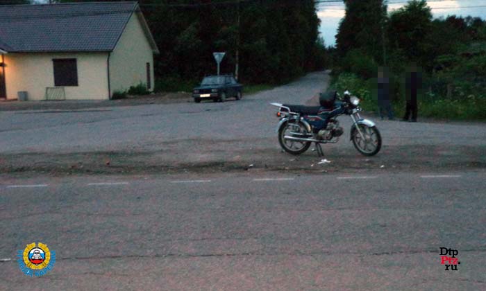 Питкярантский район, 19 июня 2015 года, 21-15. ДТП с участием велосипедиста и мопеда произошло на 87-м километре автодороги А-130 «Олонец-Питкяранта-Леппясилта», в районе населенного пункта Салми.