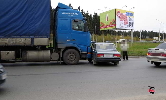 Петрозаводск, 13 октября 2015 года, 12-05. ДТП с участием легкового автомобиля ВАЗ-2107 и грузового автомобиля Вольво (Volvo) произошло на пересечении Лесного проспекта и улицы Чапаева.