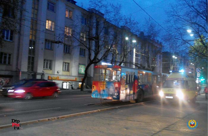 40Петрозаводск, 13 октября 2015 года, 17-40. ДТП с участием легкового автомобиля Пежо (Peugeot) и троллейбуса произошло на проспекте Ленина, напротив дома № 2.