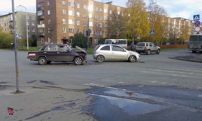 Петрозаводск, 20 октября 2015 года, 14-47. ДТП с участием легковых автомобилей Опель (Opel Corsa) и ВАЗ-2106 произошло на пересечении Октябрьского проспекта и улиц Мелентьевой.
