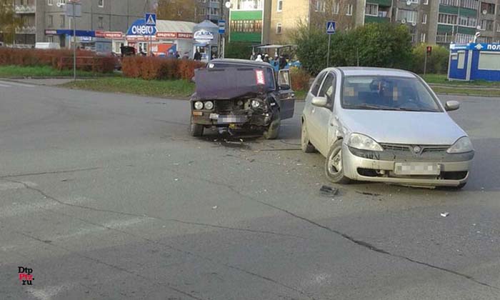 Петрозаводск, 20 октября 2015 года, 14-47. ДТП с участием легковых автомобилей Опель (Opel Corsa) и ВАЗ-2106 произошло на пересечении Октябрьского проспекта и улиц Мелентьевой.