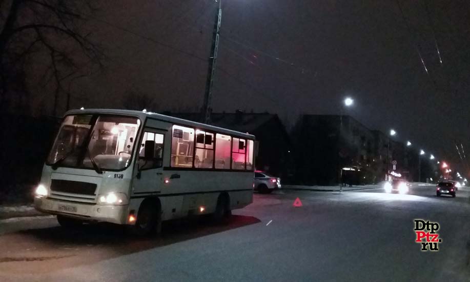 Петрозаводск, 30 декабря 2015 года, 20-20. ДТП с участием пешехода и маршрутного автобуса ПАЗ произошло на улице Калинина, у дома №35, в районе пересечения с улицей Кузьмина.