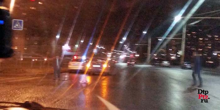 Петрозаводск, 7 декабря 2015 года, 19-45. ДТП с участием пешехода и легкового автомобиля Шевроле Ланос (Chevrolet Lanos) произошло на Лососинском шоссе, в районе нерегулируемого пешеходного перехода у дома № 37.
