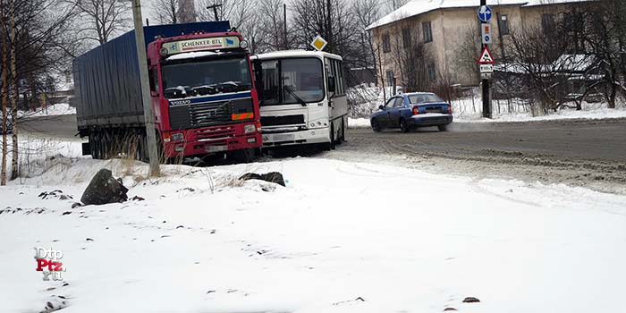 Петрозаводск, 15 апреля 2016 года, 09-08. ДТП с участием маршрутного автобуса ПАЗ и седельного тягача с полуприцепом произошло на пересечении улиц Ключевая и Репникова.