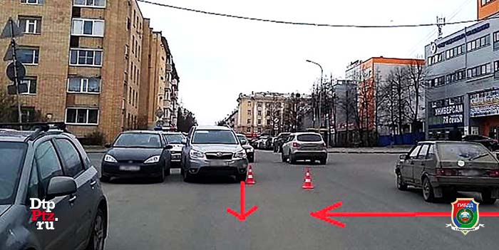 217anoh Петрозаводск, 27 апреля 2016 года, 16-55. ДТП с участием пешехода и кроссовера Субару (Subaru Forester) произошло на улице Анохина, у дома № 45.