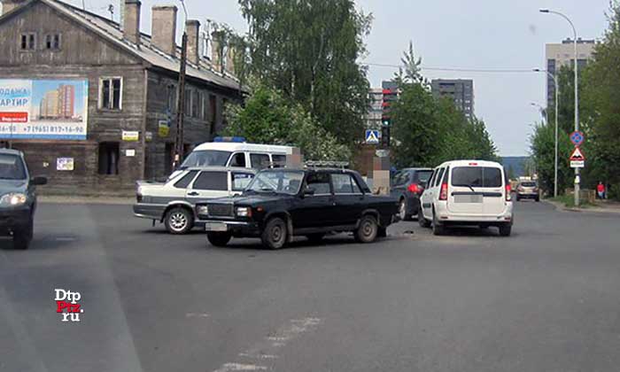 Петрозаводск, 20 мая 2016 года, 14-54. ДТП с участием легковых автомобилей ВАЗ-2107 и ВАЗ-2115 произошло на пересечении Октябрьского проспекта и улицы Мурманская.