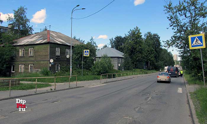  Петрозаводск, 23 июня 2016 года, 12-55. ДТП с участием пешехода и фургона Фиат (Fiat Ducato) произошло на нерегулируемом пешеходном переходе у дома № 44 по улице Мелентьевой.