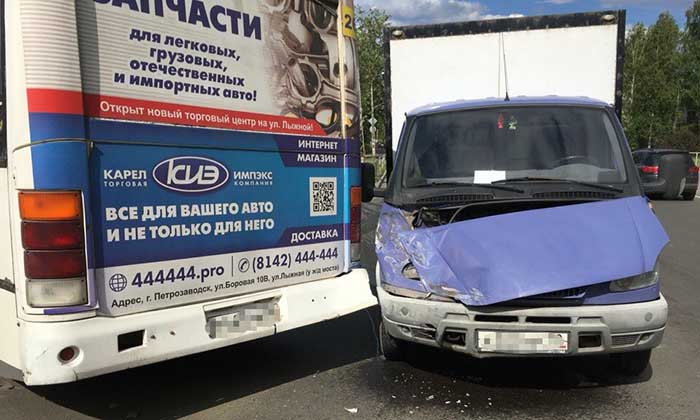 Петрозаводск, 23 июня 2016 года, 14-42. ДТП с участием рейсового автобуса ПАЗ и грузового фургона "Газель" произошло на пересечении улиц Ключевая и Нойбранденбургская.