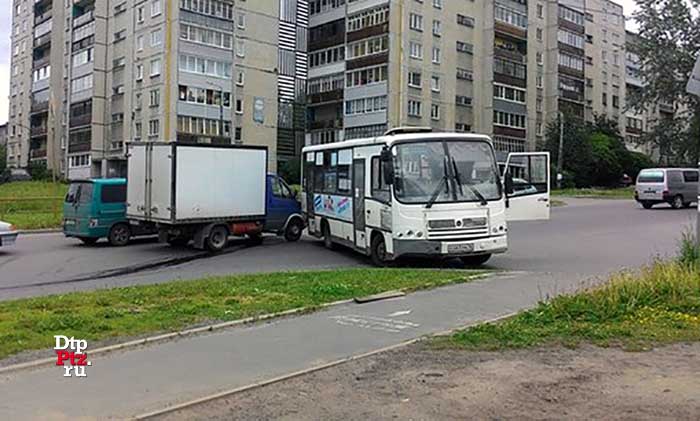 Петрозаводск, 23 июня 2016 года, 14-42. ДТП с участием рейсового автобуса ПАЗ и грузового фургона "Газель" произошло на пересечении улиц Ключевая и Нойбранденбургская.