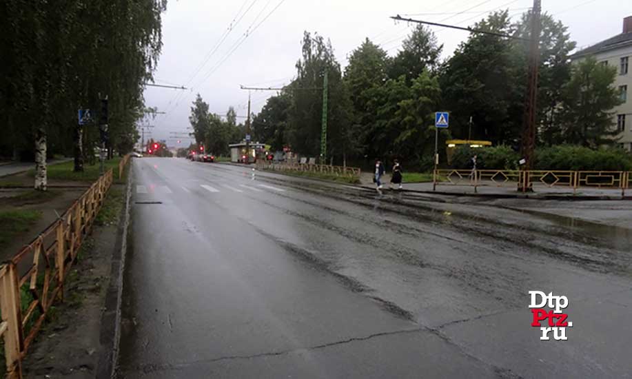 Петрозаводск, 20 июля 2016 года, 19-40. ДТП с участием пешехода и легкового автомобиля Лада (Lada Kalina) произошло на Первомайском проспекте, в районе дома №17.