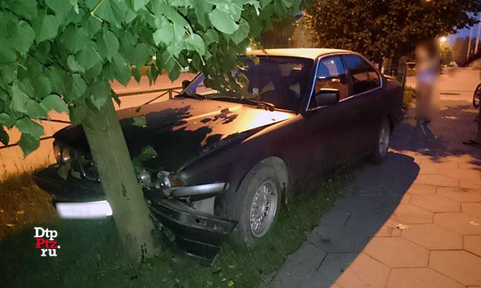 Кондопога, 24 июля 2016 года, 23-17. ДТП с участием легкового автомобиля БМВ (BMW) произошло у дома № 17 по улице Пролетарская.