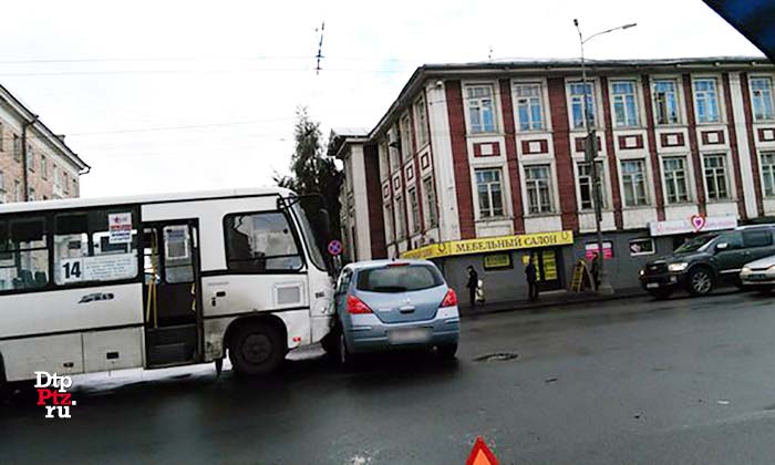 Петрозаводск, 8 августа 2016 года, 15-44. ДТП с участием легкового автомобиля Ниссан (Nissan) и маршрутного автобуса ПАЗ произошло на пересечении проспекта Ленина и улицы Герцена.