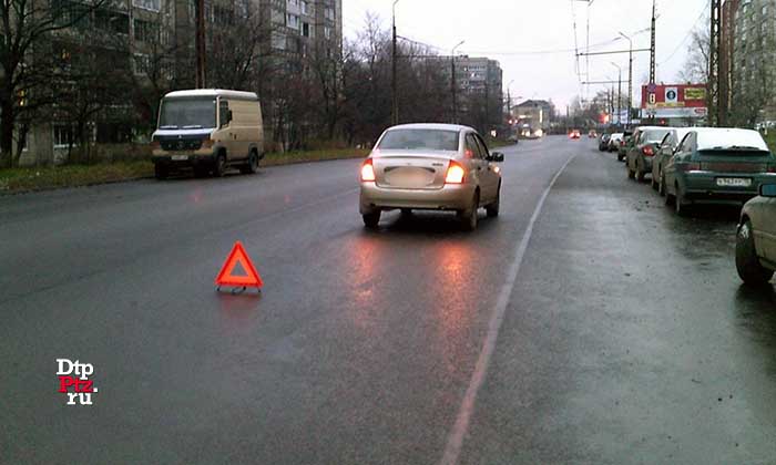 Петрозаводск, 30 октября 2016 года, 15-40. ДТП с участием пешехода и легкового автомобиля Лада (Lada Kalina) произошло на улице Ровио, у дома №7.