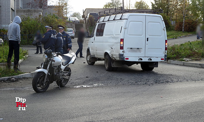 Петрозаводск, 4 октября 2016 года, 15-00. ДТП с участием мотоциклиста и фургона "Газель" произошло на улице Боровая, напротив дома № 3.