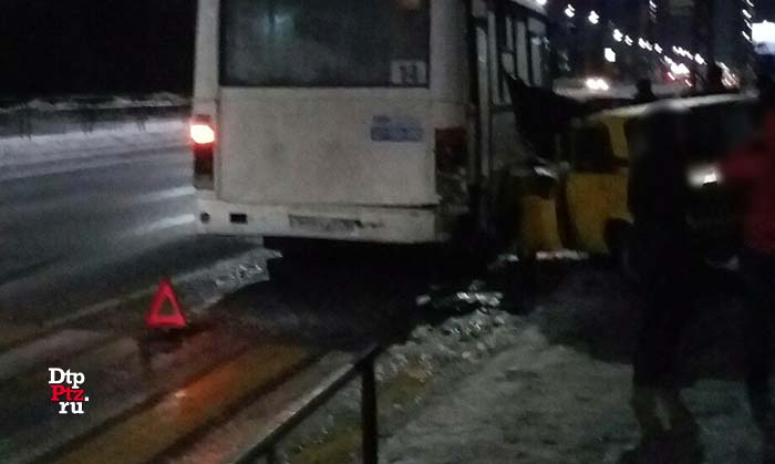 Петрозаводск, 26 декабря 2016 года, 21-55. ДТП с участием легкового автомобиля ВАЗ-2105 и маршрутноо автобуса (ПАЗ) произошло на улице Чапаева, в районе дома № 102.
