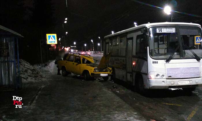 Петрозаводск, 26 декабря 2016 года, 21-55. ДТП с участием легкового автомобиля ВАЗ-2105 и маршрутноо автобуса (ПАЗ) произошло на улице Чапаева, в районе дома № 102.