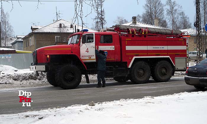 Петрозаводск, 1 февраля 2017 года, 10-21. ДТП с участием легкового автомобиля ВАЗ-2104 и пожарного автомобиля произошло на пересечении улиц Мелентьевой и Зайцева.