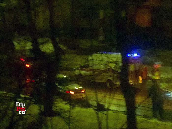 Петрозаводск, 13 февраля 2017 года, 22-20. ДТП с участием пешехода и полицейского автомобиля Лада (Lada) произошло на улице Ленинградская, напротив дома № 9.