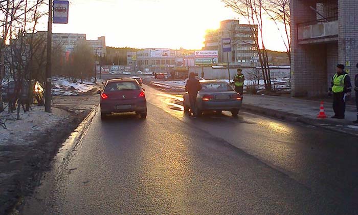 8Петрозаводск, 18 апреля 2017 года, 17-50. ДТП с участием пешехода и легкового автомобиля Мазда (Mazda) произошло на улице Ругозерский переулок, в районе пересечения с улицей Архипова.