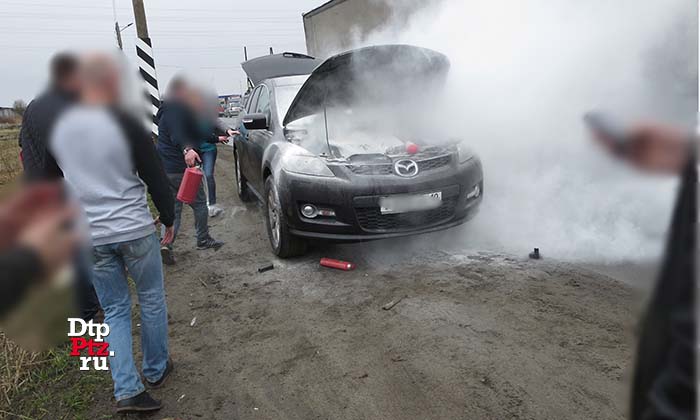 Петрозаводск, 19 мая 2017 года, 10-47. Пожар в кроссовере Мазда (Mazda CX-7) произошел на Шуйском шоссе, у дома №6.