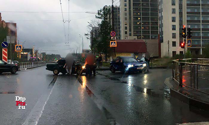 Петрозаводск, 18 июня 2017 года, 21-34. ДТП с участием легковых автомобилей Мазда (Mazda) и ВАЗ-2107 произошло на пересечении улиц Чапаева и Ватутина.